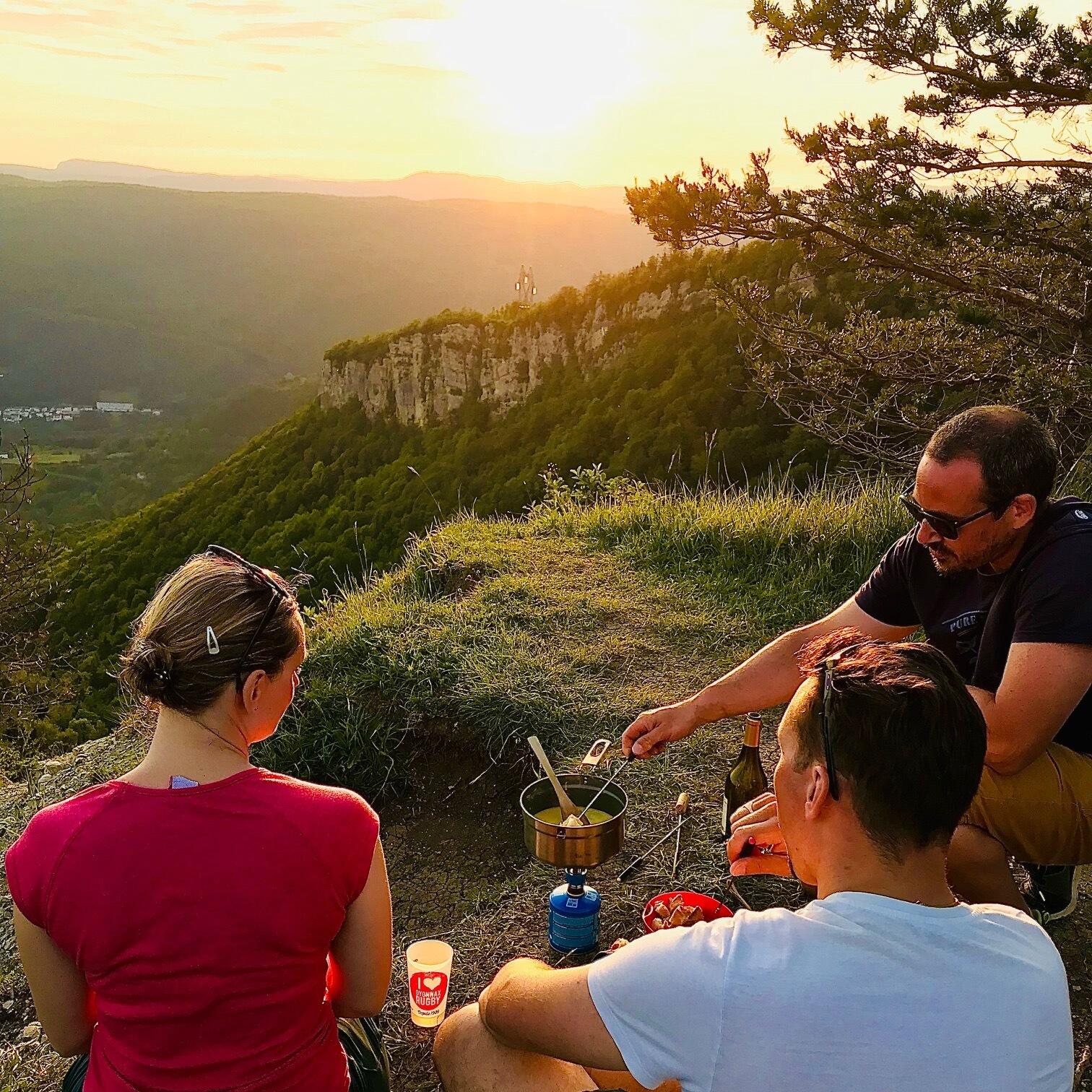 Coucher de soleil avec la fameuse fondue jurassienne  Ⓒ  @ojurassik