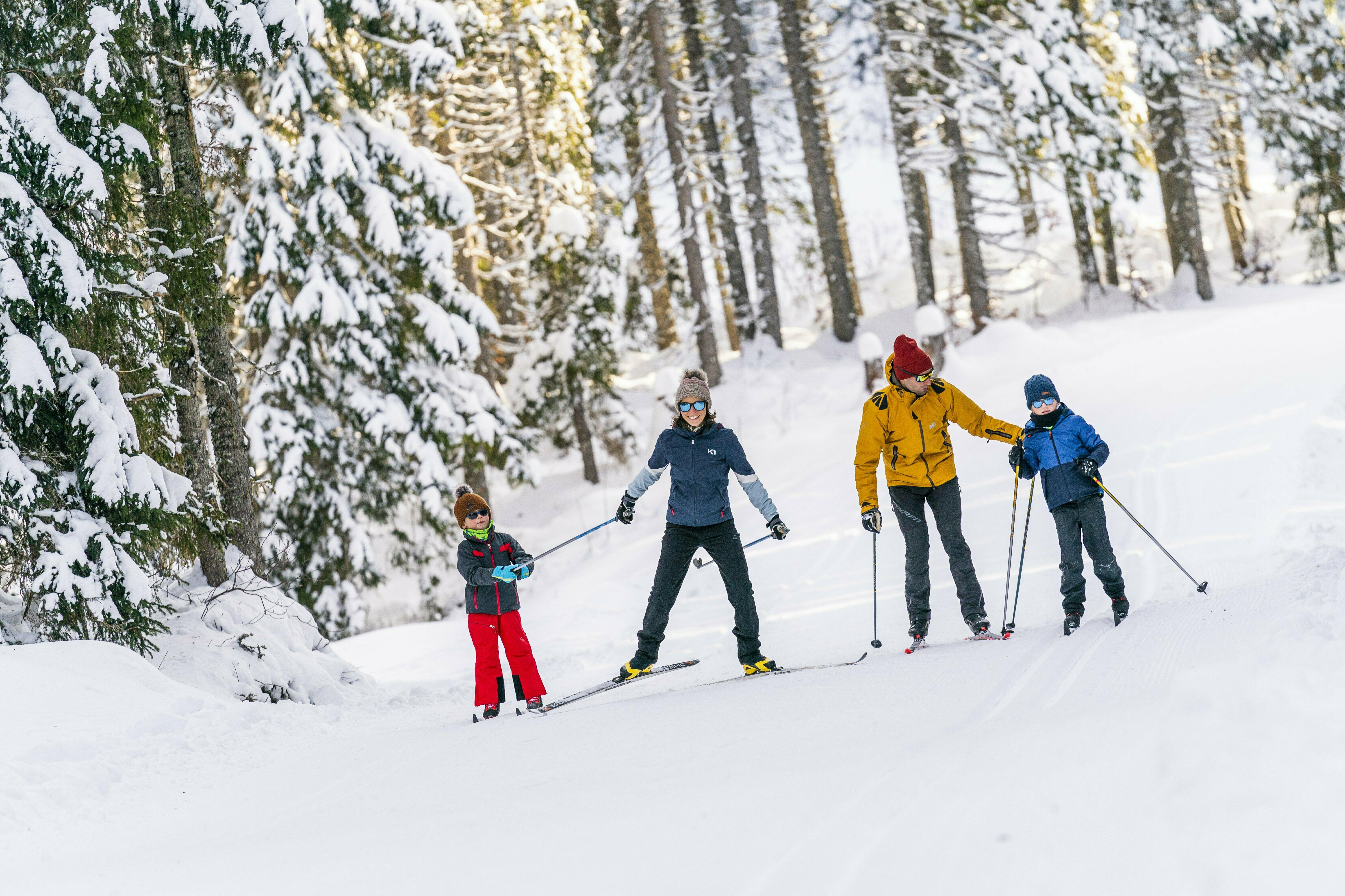 FAMILLE_SKI_ Ⓒ BEN_BECKER_JURATOURISME 